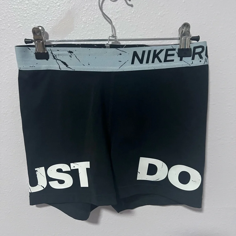 2pieces Nike AeroAdapt Performance Shorts‎ small